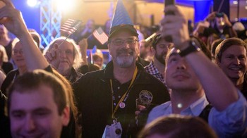 Para tamu tampak begitu sumringah dalam merayakan tahun baru 2019 bersama NASA. Foto: flickr/nasahqphoto