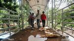 Jorok! Sampah Tahun Baru Menumpuk di JPO Medan Merdeka Barat
