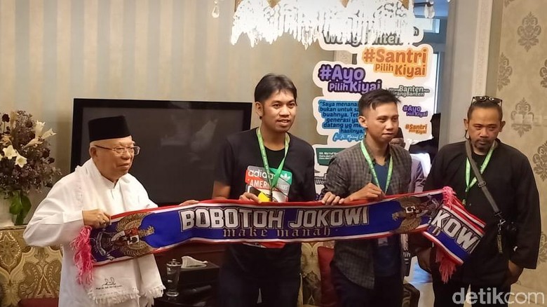 Di Rumah Maruf Amin, Rombongan Bersyal Bobotoh Jokowi Deklarasi Dukungan Di Rumah Maruf Amin, Rombongan Bersyal Bobotoh Jokowi Deklarasi Dukungan