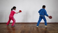 Anak-anak sedang latihan memukul ping pong. (Foto: Carl Court/Getty Images)