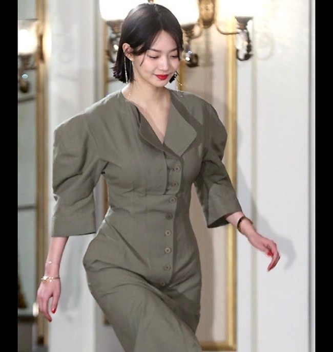 Gaya busananya yang chic dan stylish ini pun kerap kali membuat banyak fansnya jatuh cinta. Foto: Instagram @illusomina