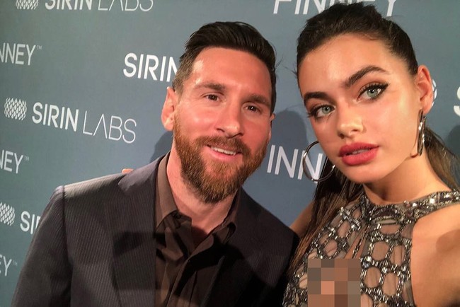 Yael Shelbia juga terpilih menjadi model iklan smartphone Israel, Sirin Lab, bersama pesepakbola Lionel Messi. Foto: Instagram@yaelshelbia