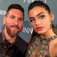 Yael Shelbia juga terpilih menjadi model iklan smartphone Israel, Sirin Lab, bersama pesepakbola Lionel Messi. Foto: Instagram@yaelshelbia