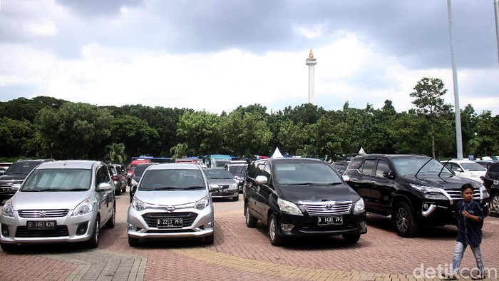 Pemprov DKI Jakarta akan menaikkan tarif parkir bagi kendaraan bermotor. Lapangan parkir IRTI Monas menjadi lokasi pertama diberlakukannya aturan itu.