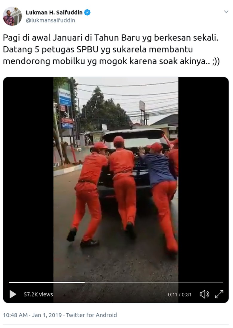 Mobil Menteri Agama Mogok karena Aki Soak. Foto: Screenshot Twitter Mobil Menteri Agama Mogok karena Aki Soak. Foto: Screenshot Twitter