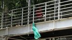 Jorok! Sampah Tahun Baru Menumpuk di JPO Medan Merdeka Barat