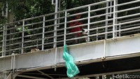 Sampah juga bergelantungan di pagar JPO.