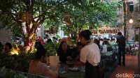 Sesuai dengan namanya The Garden, resto ini menghadirkan banyak tanaman di bagian luar dan dalam resto, suasananya jadi asri. Foto: Devi S. Lestari / detikFood