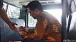 Potret Jempol Diborgol Billy Sindoro di Sidang Suap Meikarta