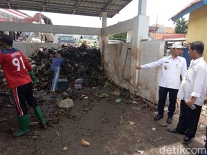 Sampah Pasar Tak Diambil Saat Liburan, Bupati Batang Marah