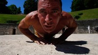 Ekspresi Jan Krueger push up saat mengikuti sekolah gladiator. (Foto: Ralph Orlowski/Getty Images)