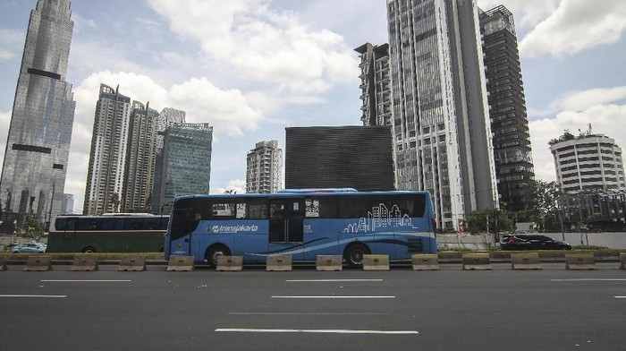 Bus Transjakarta melintas di Jalan Jenderal Sudirman, Jakarta, Rabu (2/1/2019). Direktur Utama PT Transjakarta Agung Wicaksono menyatakan jumlah penumpang Transjakarta pada tahun 2018 naik 31 persen mencapai 189,77 juta orang serta menargetkan 231 juta orang pada tahun 2019. ANTARA FOTO/Dhemas/hp.