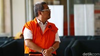Sebelumnya para tahanan KPK hanya menggunakan rompi oranye ketika dibawa dari ataupun menuju rutan. Mereka tak pernah diborgol.