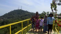 Membawa anak-anak berwisata ke sini justru tidak masalah. Mereka malah senang dengan setiap sudut Bukit Sri Gunung yang Instagramable. (Robby Bernardi/detikTravel)