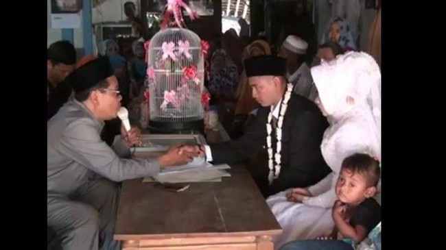 Pada Maret 2018 sebuah video pernikahan yang memperlihatkan pasangan tengah melangsungkan ijab kabul jadi viral di Facebook. Ada yang tak biasa pada pernikahan tersebut karena mas kawinnya berupa sepasang burung lovebird. Foto: dok. Facebook