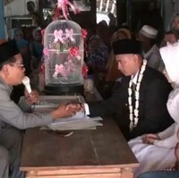 Pada Maret 2018 sebuah video pernikahan yang memperlihatkan pasangan tengah melangsungkan ijab kabul jadi viral di Facebook. Ada yang tak biasa pada pernikahan tersebut karena mas kawinnya berupa sepasang burung lovebird. Foto: dok. Facebook