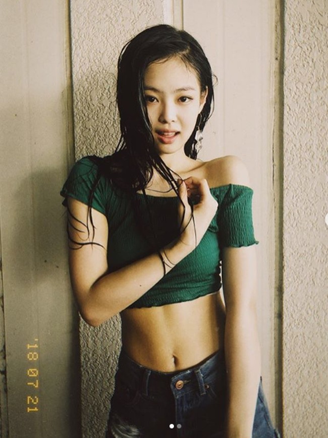 Jennie adalah personel kedua dari BLACKPINK yang tubuhnya disebut K-netz tidak realistis. Belum lama ini pelantun lagu Solo itu tampil dalam konser A-Nation 2019 mengenakan crop top dan rok mini ketat. Pinggang yang super kecil membuat banyak fans yang menilai bentuk tubuh seperti Jennie mustahil untuk mereka miliki. Foto: Dok. Instagram/jennierubyjane