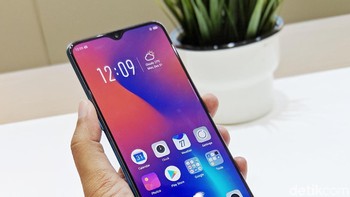 Mengusung  AMOLED yang membuat warna layar kinclong.  Foto: Adi Fida Rahman/detikINET