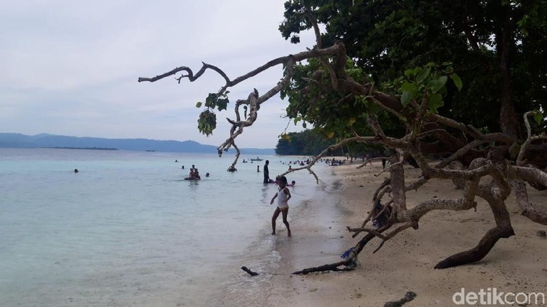 Pantai Akipai di Ambon (Muslimin Abbas/detikTravel) Pantai Akipai di Ambon (Muslimin Abbas/detikTravel)