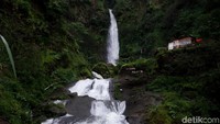 Ada Curug Bajing, Curug Muncuar, Curug Lawe dan beberapa air terjun lainnya. Kalau traveler mau basah-basahan dengan air yang jernih dengan bebatuan alam yang memukau bisa datang ke Welo River Tubing. (Robby Bernardi/detikTravel)