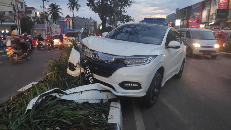 Mobil SUV Tabrak Tiang di Pembatas Jalan di Depok, Lalin Macet