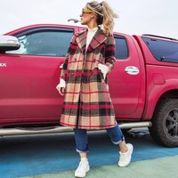 Resmi membuka hijab, Dina Tokio tetap memakai busana panjang. Ia tetap mencoba untuk konsisten memakai busana modest, sebagaimana ia telah meluncurkan produk berjudul Modestly. Foto: Instagram/DinaTokio