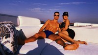 Merayakan Tahun Baru 2019, Cristiano Ronaldo mengajak keluarganya serta kekasihnya, Georgina Rodriguez ke Dubai. Mereka menyewa yacht dan berlayar di perairan Pantai Jumeirah (Instagram/georginagio)