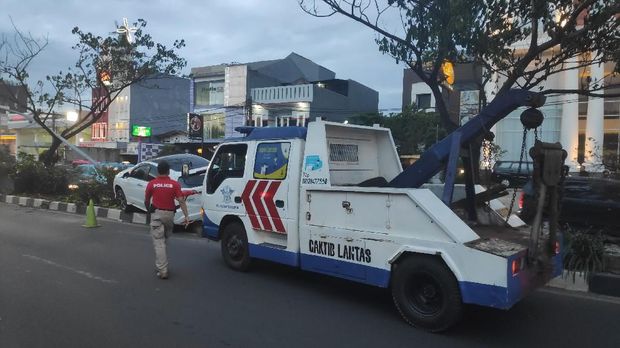 Mobil diderek sekitar pukul 18.30 WIB