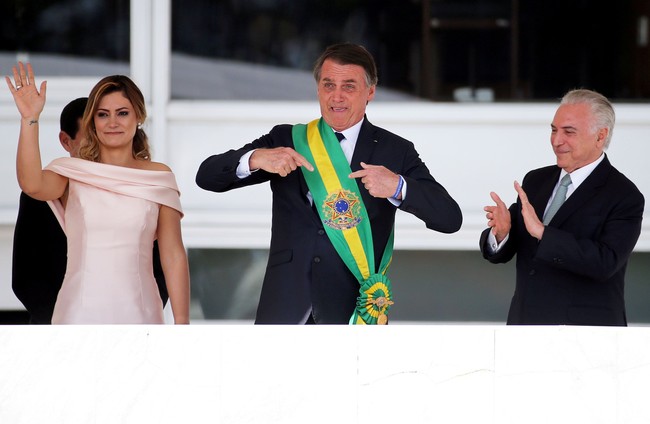 Jair Bolsonaro diharuskan memecat Michelle sebagai sekertarisnya oleh Mahkamah Agung Brazil di tahun yang sama, karena nepotisme adalah hal ilegal di pemerintah. Foto: REUTERS/Ricardo Moraes