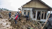 Sejumlah lokasi yang diduga tertimbun korban pun mulai ditandai untuk mempermudah proses pencarian dan evakuasi korban.