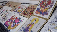 Gambar-gambar dari kertas tahun baru ini bermacam-macam. Biasannya adalah gambar dewa yang membawa kebahagiaan, kekayaan dan kelimpahan. Ada pula gambar seorang anak yang membawa ikan mas (Bonauli/detikTravel) 