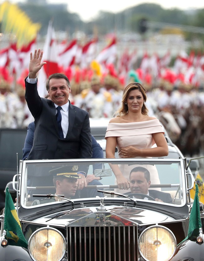 Michelle de Paula Firmo Reinaldo Bolsonaro adalah mantan sekertaris Jair Bolsonaro di Kongres Brazil. Keduanya bertemu pertamakalinya sebagai atasan dan karyawan.Foto: REUTERS/Ricardo Moraes