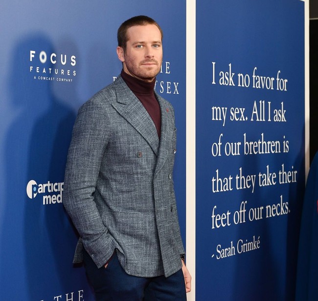 Armie HammerArmie Hammer mengejutkan publik ketika seseorang membeberkan hubungan mereka. Tangkapan layar tersebut menuduhnya punya fetish yang mengarah pada perkosaan, sadisme, bahkan kanibalisme. Wanita tersebut mengungkap percakapannya dengan wanita lain yang juga menudingnya melakukan kekerasan fisik. Karena hal itu, ia dikeluarkan dari sejumlah proyek. Foto: Getty Images