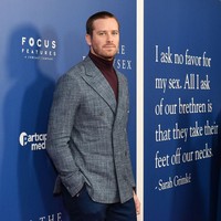 Armie HammerArmie Hammer mengejutkan publik ketika seseorang membeberkan hubungan mereka. Tangkapan layar tersebut menuduhnya punya fetish yang mengarah pada perkosaan, sadisme, bahkan kanibalisme. Wanita tersebut mengungkap percakapannya dengan wanita lain yang juga menudingnya melakukan kekerasan fisik. Karena hal itu, ia dikeluarkan dari sejumlah proyek. Foto: Getty Images