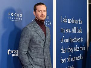 Armie Hammer Bantah Lakuin Kanibalisme dan Suka Minum Darah