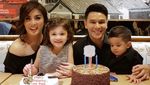 Gaya Seru Dhena, Istri Jonathan Ijonk Frizzy Saat Kulineran Bareng Keluarga