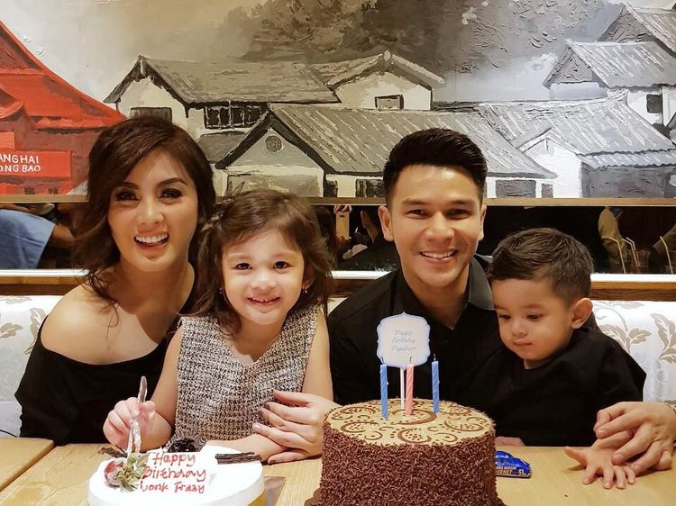 Gaya Seru Dhena, Istri Jonathan Ijonk Frizzy Saat Kulineran Bareng Keluarga