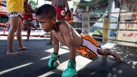 Dech (8,5) melakukan push up saat sesi latihan. Olahraga ini punya reputasi berisiko cedera bahkan kematian yang tinggi. (Foto: Paula Bronstein/Getty Images)