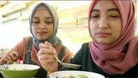 Makan bersama dengan komedian lain yaitu Neneng. Loh kok kalian nggak siap gitu ya pas di foto, merem semua. Foto: Instagram@arafahrianti