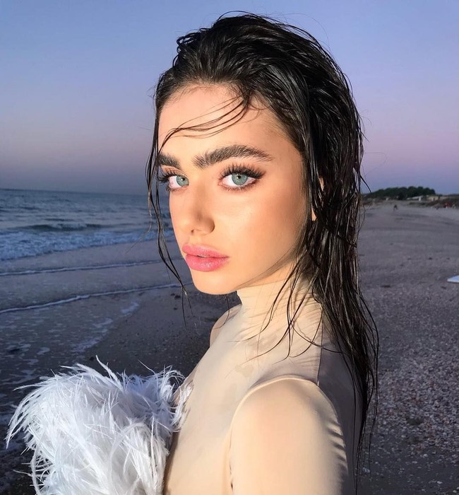 Dengan wajah cantiknya, Yael Shelbia dengan mudahnya melesat menjadi model. Namun kariernya tersebut jadi kontroversi karena dia merupakan siswi sekolah agama Ulpana. Dia dianggap tidak menaati perintah agama. Foto: Instagram@yaelshelbia