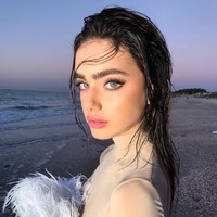 Dengan wajah cantiknya, Yael Shelbia dengan mudahnya melesat menjadi model. Namun kariernya tersebut jadi kontroversi karena dia merupakan siswi sekolah agama Ulpana. Dia dianggap tidak menaati perintah agama. Foto: Instagram@yaelshelbia