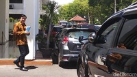 Billy Sindoro melangkah ke ruang sidang dengan kedua jempol tangan diborgol.