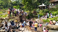Tak hanya pemandangannya indah, air sungai yang jernih membuat banyak orang tertarik untuk wisata kemari (Dadang Hermansyah/detikTravel)