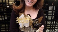Momen ulang tahun Dhena begitu manis karena mendapat kejutan kue dari suaminya. Kuenya keren dengan sentuhan warna hitam plus emas. Foto: Instagram dhenafrizzy