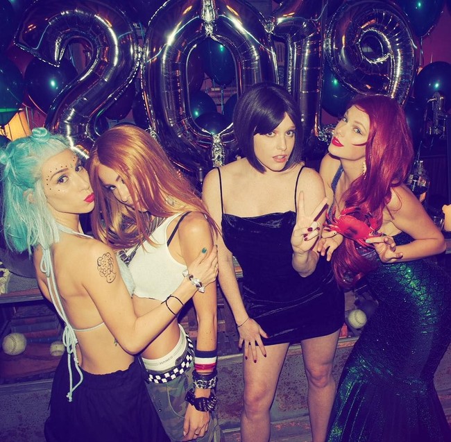 Malam pergantian tahun banyak dimanfaatkan untuk berkumpul bersama teman dan keluarga tersayang. Taylor Swift pun menggunakan momen tersebut untuk mengadakan pesta kostum. Dihadiri teman-temannya yang beberapa datang dari kalangan selebriti, pesta itu tampak meriah. Foto: Instagram