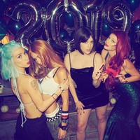 Malam pergantian tahun banyak dimanfaatkan untuk berkumpul bersama teman dan keluarga tersayang. Taylor Swift pun menggunakan momen tersebut untuk mengadakan pesta kostum. Dihadiri teman-temannya yang beberapa datang dari kalangan selebriti, pesta itu tampak meriah. Foto: Instagram