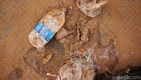 Sampah yang bercampur lumpur akan membuat lantai JPO menjadi lincin.