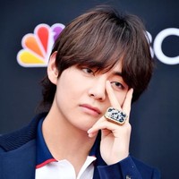 Tiap tahun, TC Candler merilis 100 Pria Tertampan Sedunia, yang ditentukan tidak hanya berdasarkan penampilan fisik dan popularitas, tapi juga hal lain seperti kepribadian dan inspirasional. Tahun lalu, V BTS berada di posisi pertama. Foto: Getty Images