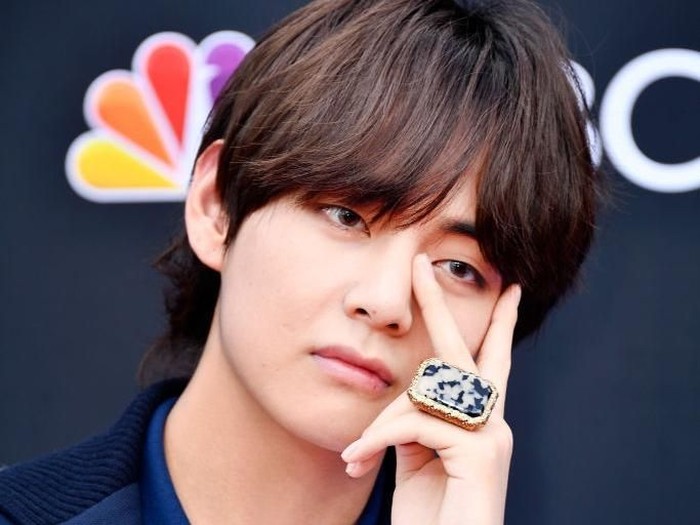 pria tertampan sedunia 2018 LAS VEGAS, NV - MAY 20: Recording artist V of musical group BTS attends the 2018 Billboard Music Awards at MGM Grand Garden Arena on May 20, 2018 in Las Vegas, Nevada. (Photo by Frazer Harrison/Getty Images)