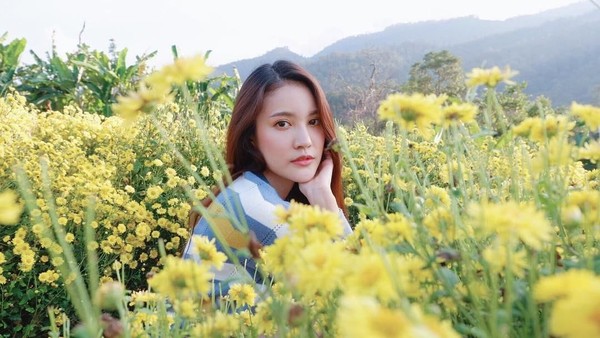 Milin memang suka berwisata ke alam, contohnya saat dia berfoto di kebun bunga cantik di Chiang Mai ini. Paras cantiknya memang mampu membuat orang yang menatapnya bisa jatuh hati. (Instagram/@milinb3rry) Milin memang suka berwisata ke alam, contohnya saat dia berfoto di kebun bunga cantik di Chiang Mai ini. Paras cantiknya memang mampu membuat orang yang menatapnya bisa jatuh hati. (Instagram/@milinb3rry)